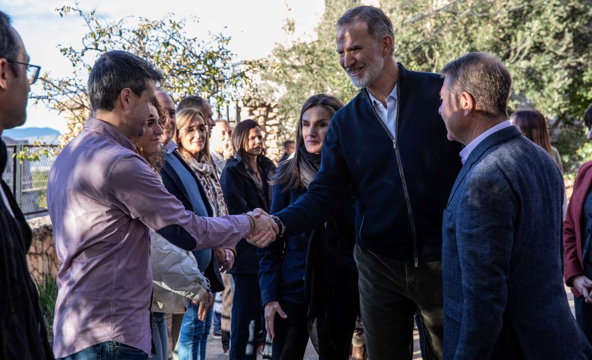 Los Reyes arropan a los letureños en su recorrido por los municipios afectados por la DANA