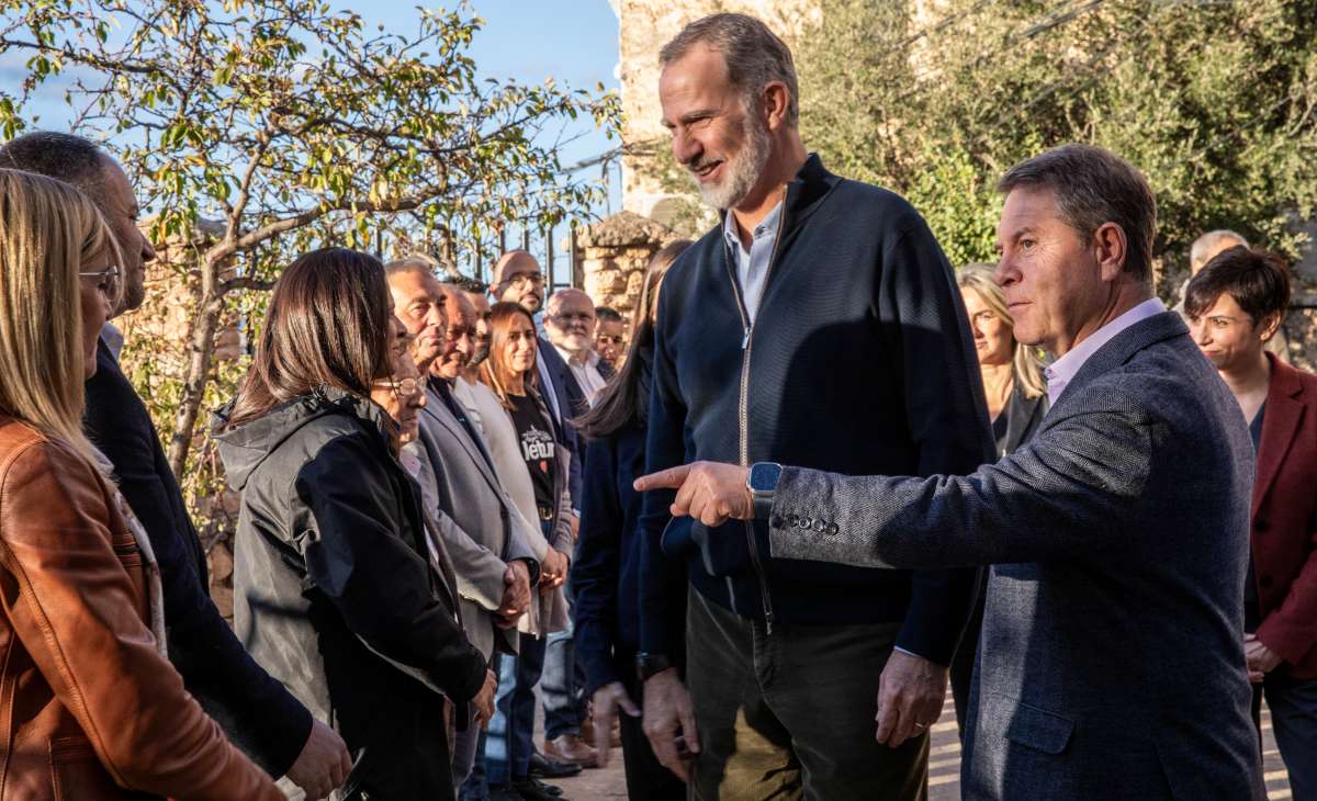 Los Reyes arropan a los letureños en su recorrido por los municipios afectados por la DANA