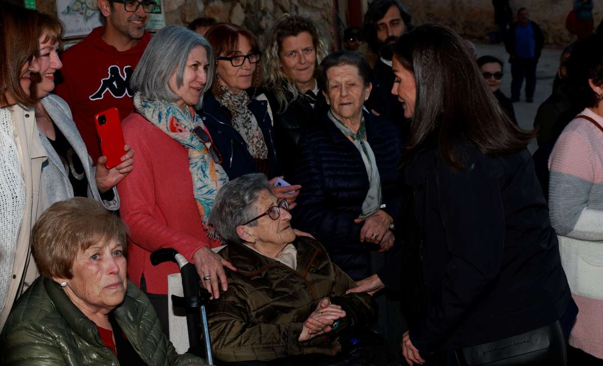 Los Reyes arropan a los letureños en su recorrido por los municipios afectados por la DANA