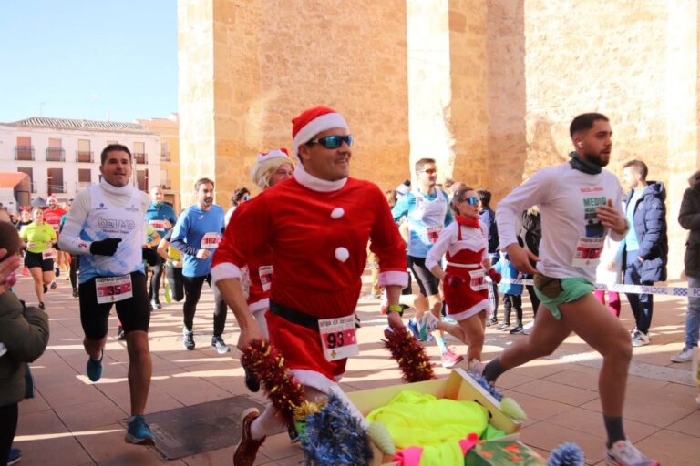 Deporte, diversión y mucho espíritu navideño en la Carrera de Navidad de Manzanares