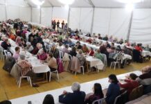 Más de 300 personas mayores disfrutaron de la tradicional chocolatada navideña de Manzanares