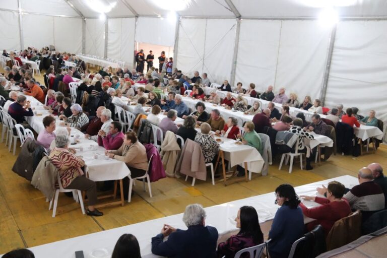 Más de 300 personas mayores disfrutaron de la tradicional chocolatada navideña de Manzanares