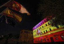 La fachada de San Gil, iluminada con la bandera de España