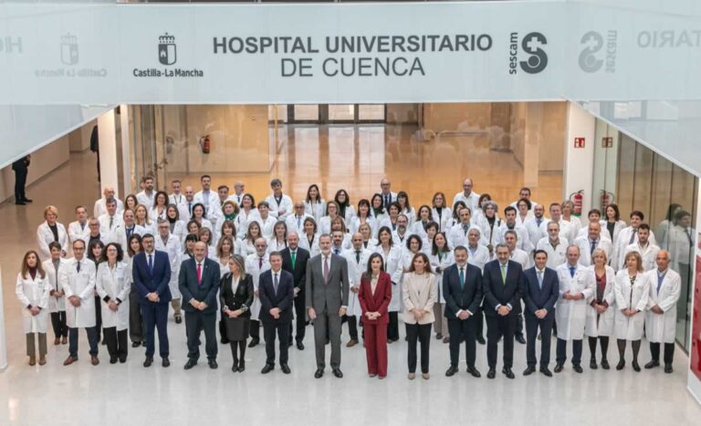 Los Reyes descubren la singularidad del nuevo hospital de Cuenca, concebido por los propios facultativos