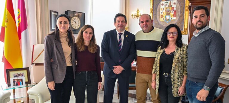 Valverde expresa su compromiso de colaboración con el Campeonato del Mundo de Motocross que acoge Cózar