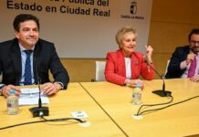 El presidente de la Diputación destaca la trayectoria de Carmen Quintanilla como pionera en la lucha por la igualdad, la defensa de las mujeres rurales y de la democracia