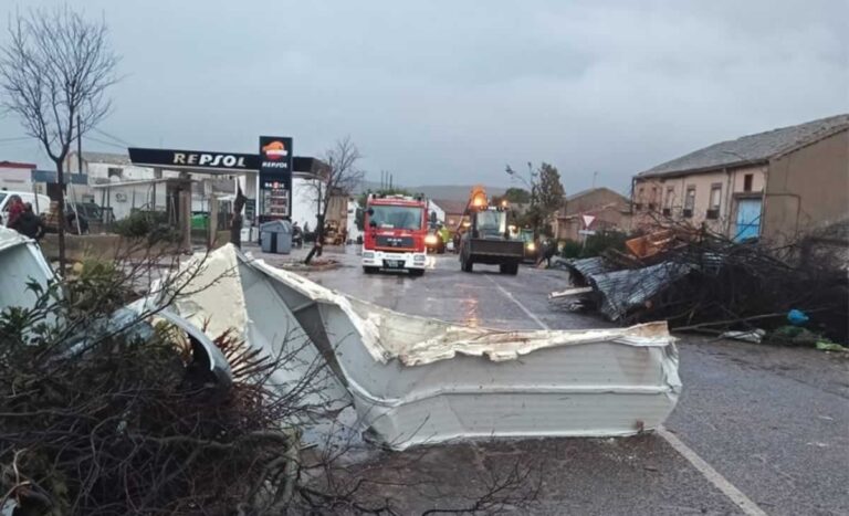 Gran despliegue de equipos de emergencias en Torre de Juan Abad por los daños ocasionados por el viento