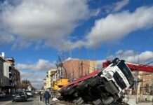 Cortados dos carriles de acceso a Campollano en Albacete tras el vuelco de un camión pluma