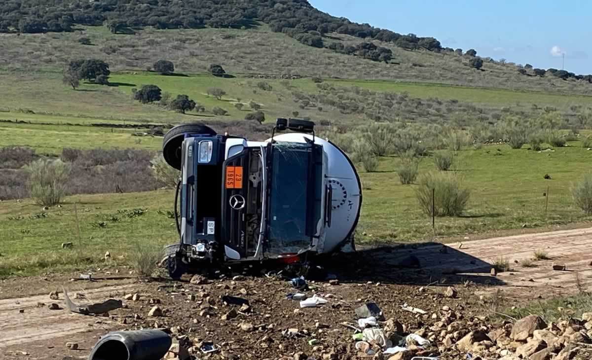 Accidentado en Alamillo un camión cisterna que transportaba gas propano