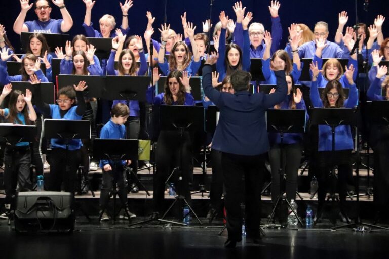 El coro de la Escuela de Música brilló en la gala solidaria de Manos Unidas en Manzanares