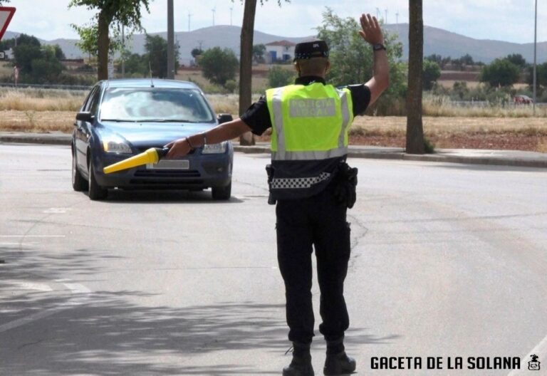 Conducía por La Solana bajo los efectos del alcohol y sin cinturón de seguridad