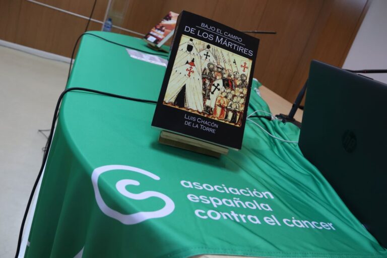 Luis Chacón presenta en Manzanares ‘Bajo el campo de los mártires’, su nueva obra con tintes benéficos