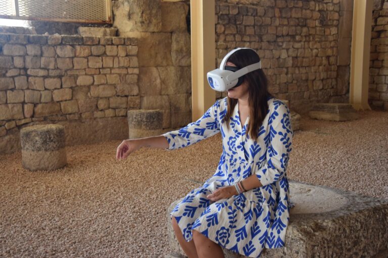 Segóbriga ofrece a visitantes gafas de realidad virtual para conocer la ciudad de hace 2.000 años