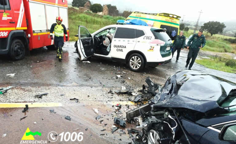 Heridos 2 guardias civiles tras la colisión entre un turismo y un coche patrulla en Chillón