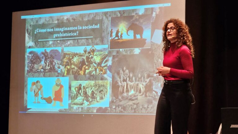 Marina Lozano destaca en Manzanares el papel coprotagonista de la mujer en las sociedades paleolíticas Marina Lozano destaca en Manzanares el papel coprotagonista de la mujer en las sociedades paleolíticas