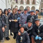 El carnaval manzanareño reparte 120 kilos de sardinas malagueñas en la mañana previa al entierro de la sardina