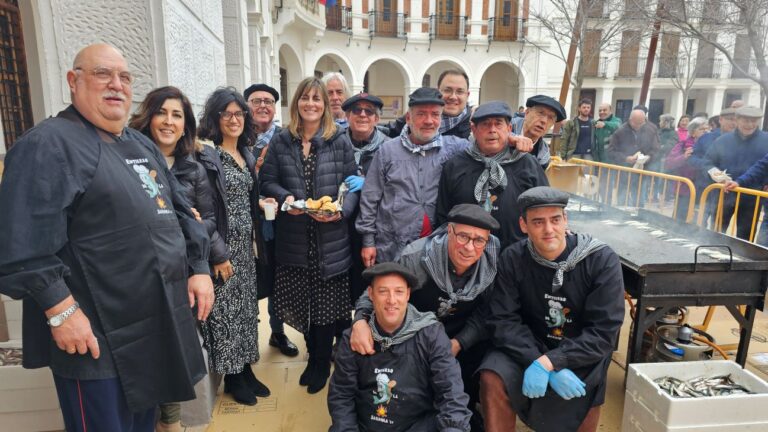 El carnaval manzanareño reparte 120 kilos de sardinas malagueñas en la mañana previa al entierro de la sardina