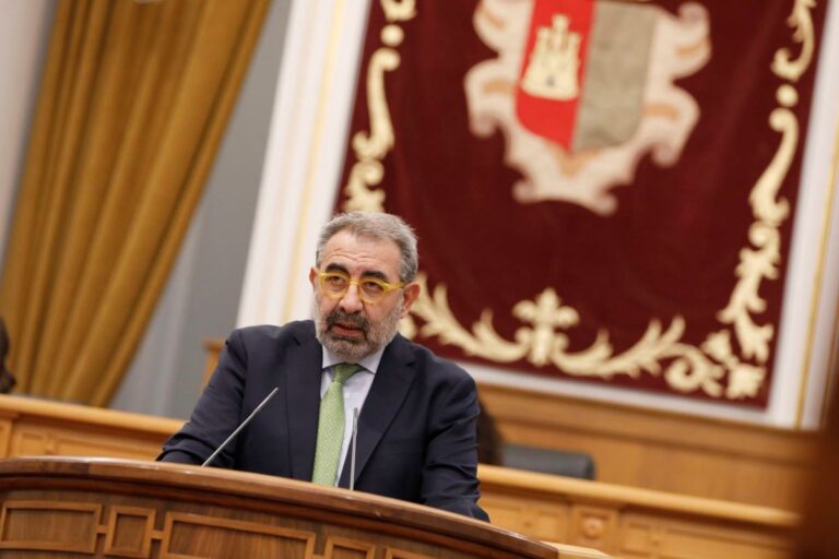 PP y Vox piden la dimisión de Sanz por su «desprecio» a los sanitarios mientras PSOE presume de gestión