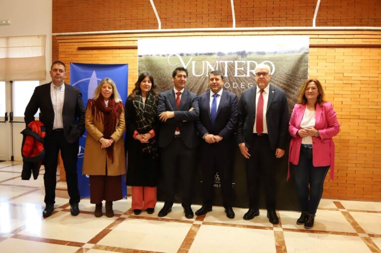 El Gran Teatro de Manzanares acoge la I Jornada Técnica de la Viña, organizada por Bodegas Yuntero