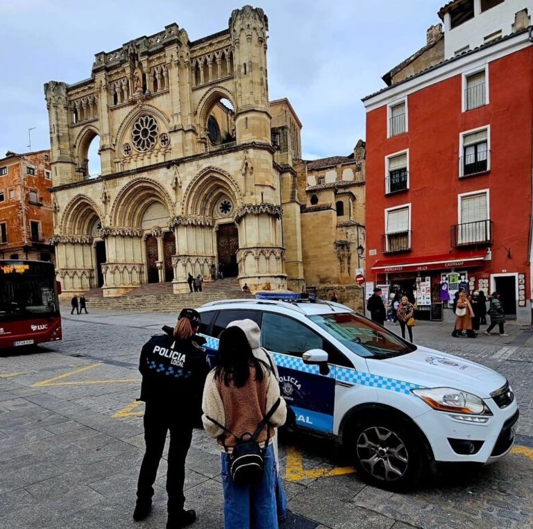 Denunciada una persona por hacer de aparcacoches sin autorización en Cuenca