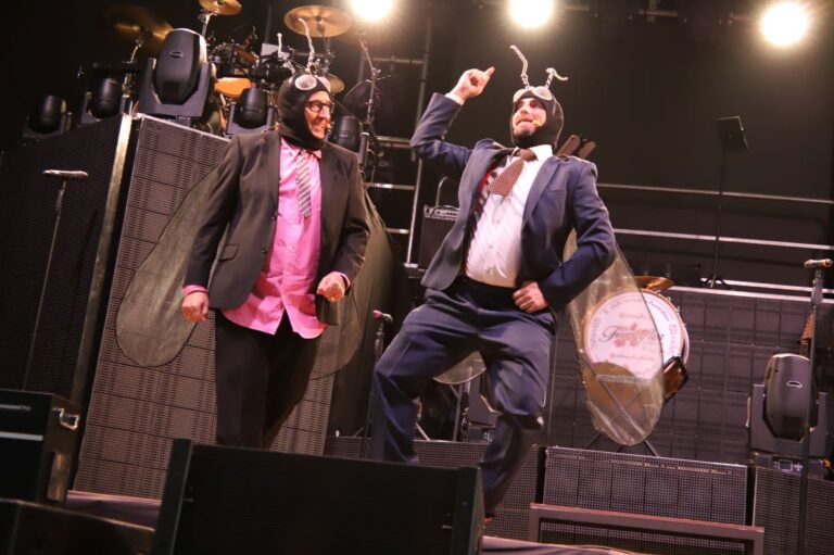 Una comparsa con áje pregonó el Carnaval de Manzanares con ‘La reina anarquista’