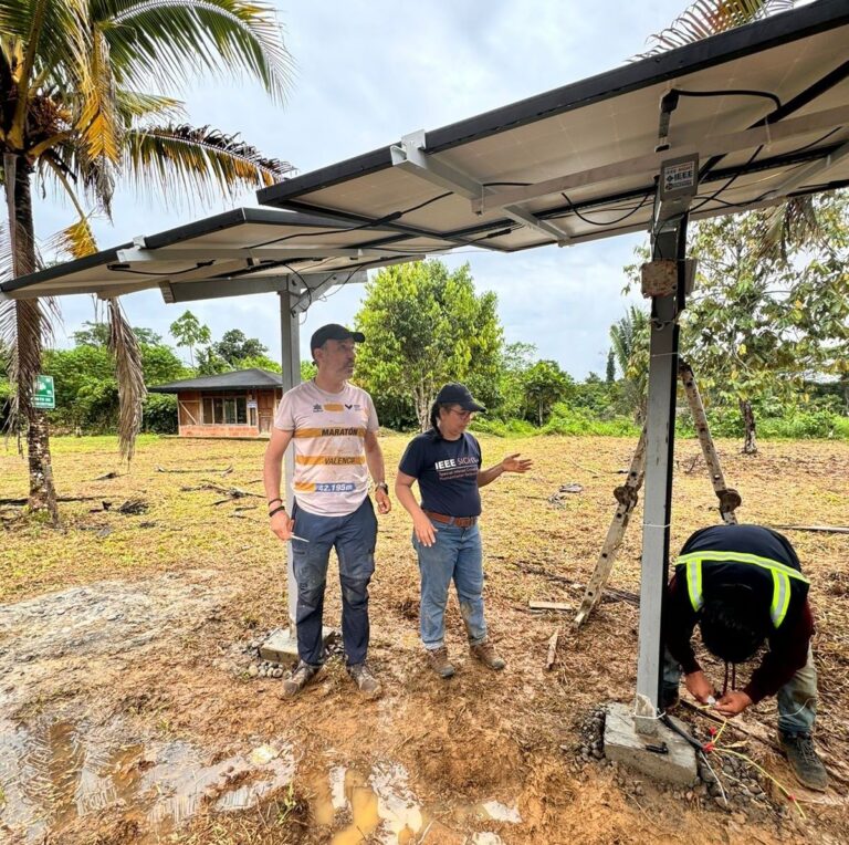La UCLM colabora en un proyecto de instalación de paneles solares en la selva amazónica ecuatoriana