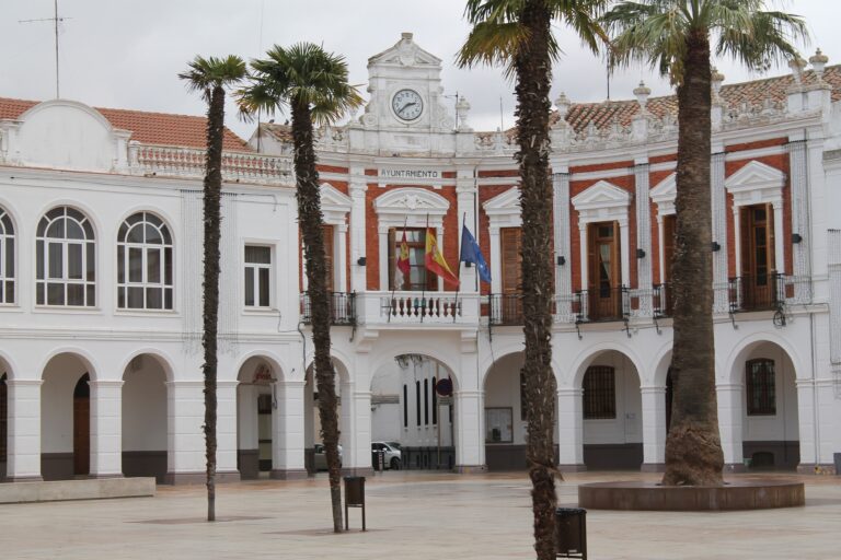 Descartan el hotel de Manzanares para albergar a 116 migrantes