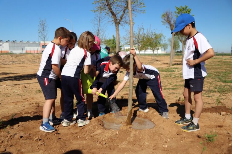 Escolares de Manzanares celebran el Día del Árbol con la plantación de ejemplares