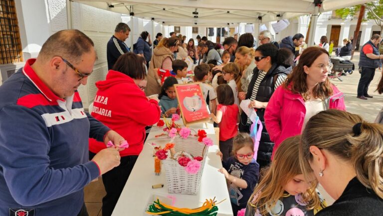 La biblioteca de Manzanares sale a la calle para conmemorar el Día del Libro