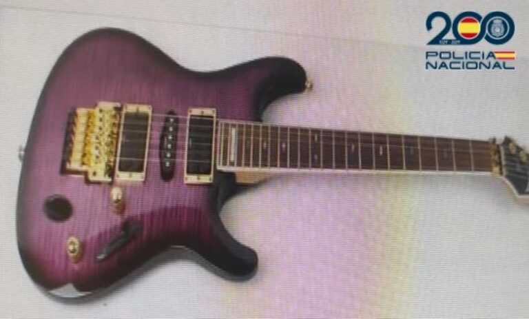 Detenidos en Valdepeñas por robar la guitarra del grupo musical “Mojinos Escozíos”