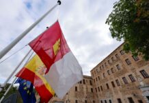 Las banderas de las Cortes seguirán ondeando a media asta hasta este jueves en señal de luto por el Papa