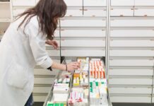 Enfermeras y fisioterapeutas ya puedan recetar medicamentos en España