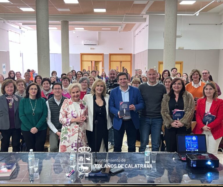 Nieves Herrero presenta su novela Luna Roja en Bolaños de Calatrava ante un público entregado