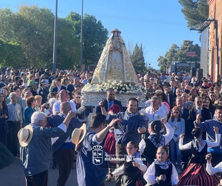 Bolaños se vuelca con su patrona en una romería multitudinaria que congrega a más de 25.000 devotos