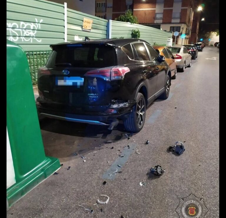 Un conductor huye tras chocar contra un coche aparcado en la calle Lusones de Cuenca