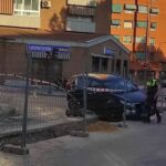 Atrapado un coche en una zanja de obras en la calle Hermanos Becerril de Cuenca