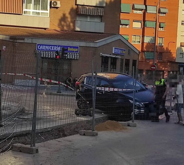 Atrapado un coche en una zanja de obras en la calle Hermanos Becerril de Cuenca