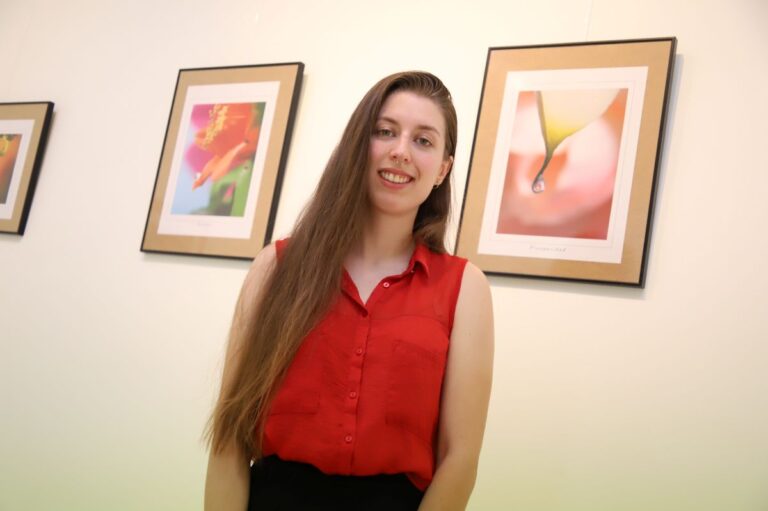 María Camelia Neacsu muestra en Manzanares “la belleza del amor” en trece fotografías