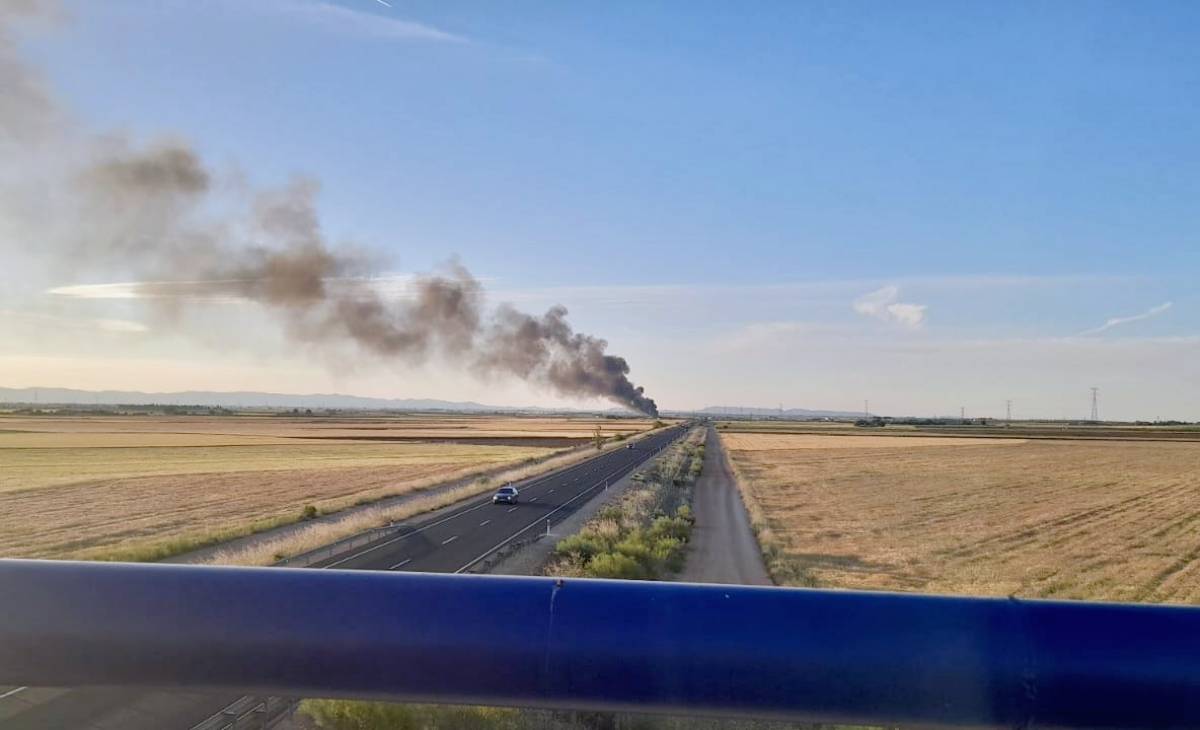 Cortada la A-43 en Manzanares por el vuelco e incendio de un camión con aceite de motor