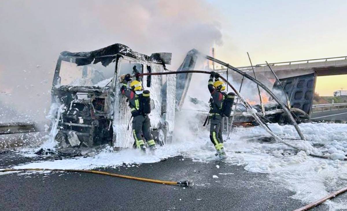 Cortada la A-43 en Manzanares por el vuelco e incendio de un camión con aceite de motor