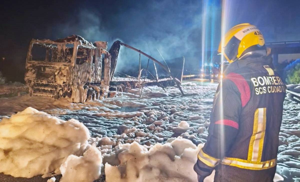 Cortada la A-43 en Manzanares por el vuelco e incendio de un camión con aceite de motor