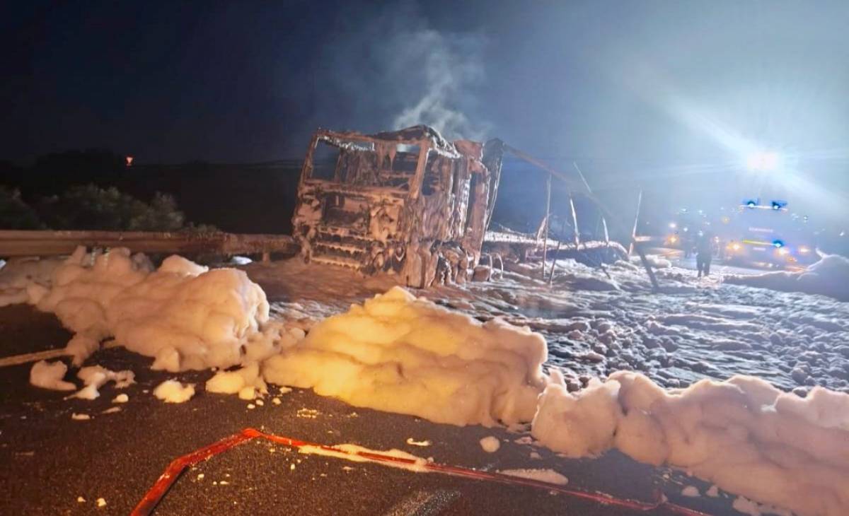 Cortada la A-43 en Manzanares por el vuelco e incendio de un camión con aceite de motor