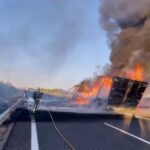 Cortada la A-43 en Manzanares por el vuelco e incendio de un camión con aceite de motor