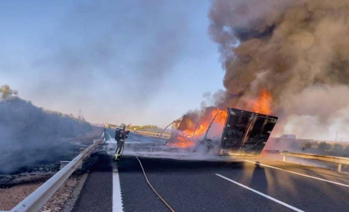 Cortada la A-43 en Manzanares por el vuelco e incendio de un camión con aceite de motor