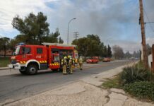 Dos afectados por inhalación de humo tras el incendio en una casa del Polígono de Toledo