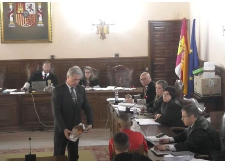 El acusado del crimen machista de Tarancón reconoce el cuchillo con el que asestó 34 puñaladas y degolló a su mujer