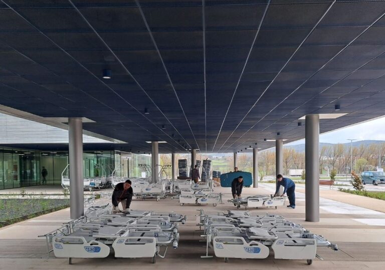 El nuevo hospital de Cuenca recibe 413 camas eléctricas y diferente mobiliario para su área de hospitalización