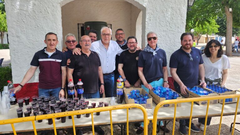 Un multitudinario y magnífico pisto con magro reunió a cientos de comensales en la romería de Manzanares