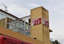 Cinco vehículos y 200 neumáticos afectados tras un fuego en un taller de Caudete