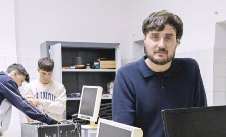 Ángel González, de Puertollano, aspira a ser el mejor profesor de FP de España